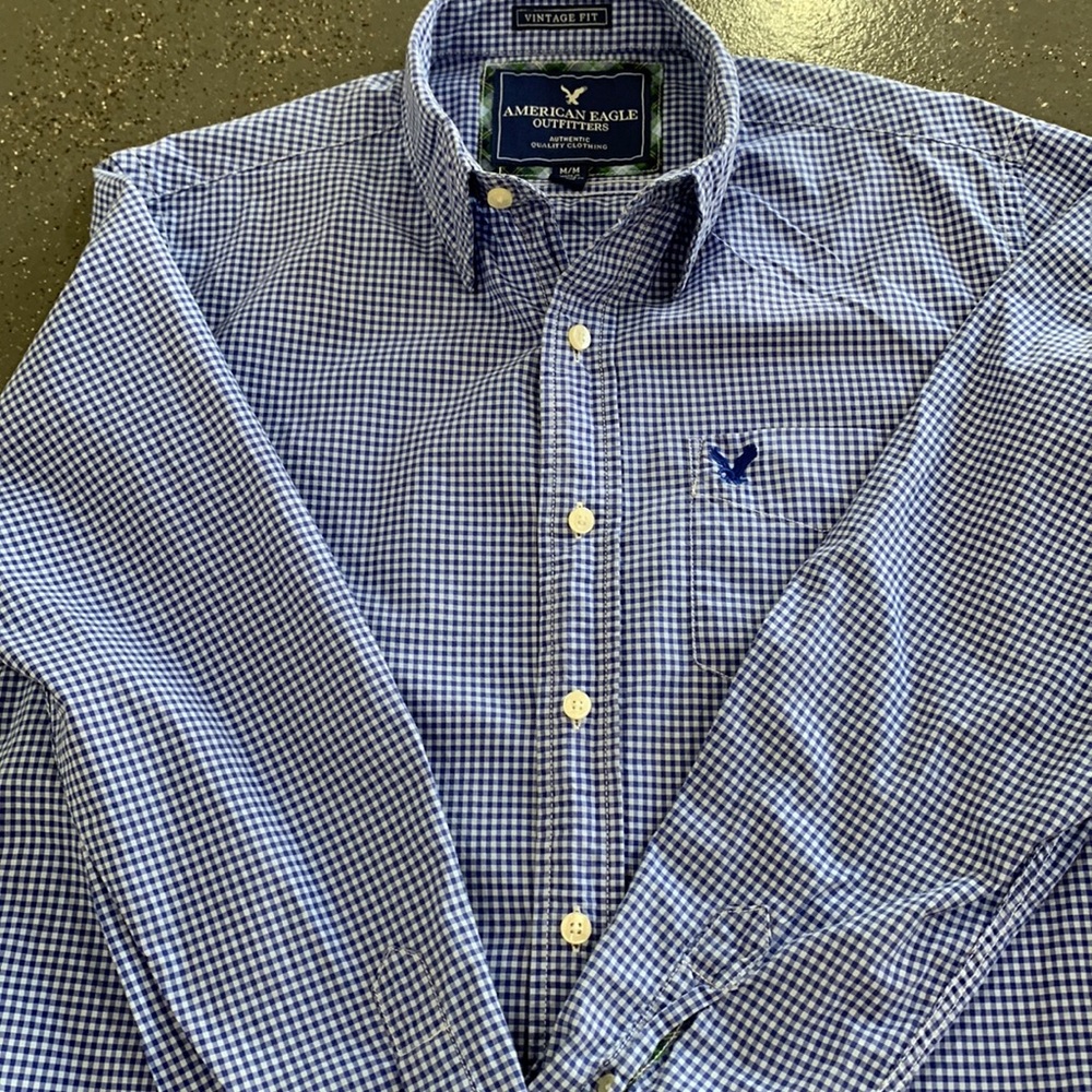 Mens size Medium American Eagle button down sport shirt